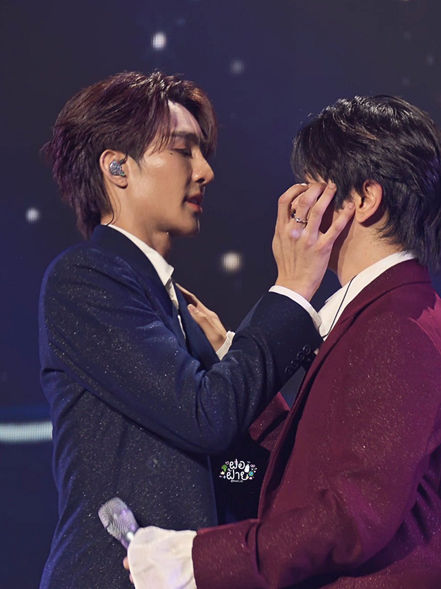 PHAY_91's tweet photo. ชอบจังหวะจบเพลง พื้นที่เล็กๆวันที่ 2 มาก พี่เอิร์ทกลั้นน้ำตาไว้เพราะเห็นมิกเบะแล้ว ปลอบด้วยการจับอกกันและกัน ยิ่งทำให้มิกไห้ใหญ่เลย จบด้วยการที่พี่เอิร์ทเช็ดน้ำตาให้ก่อนจบโชว์ เอิร์ทมิกซ์เขารักกันมากจริงๆ รักกันแบบนี้ไปเรื่อยๆนะ อวดสาววายบ้างก็จะดีมาก 🤎❤️

@Earth_Pirapat @wixxiws 
#FFFPartyConcert2026
#EarthMix #เอิร์ทมิกซ์