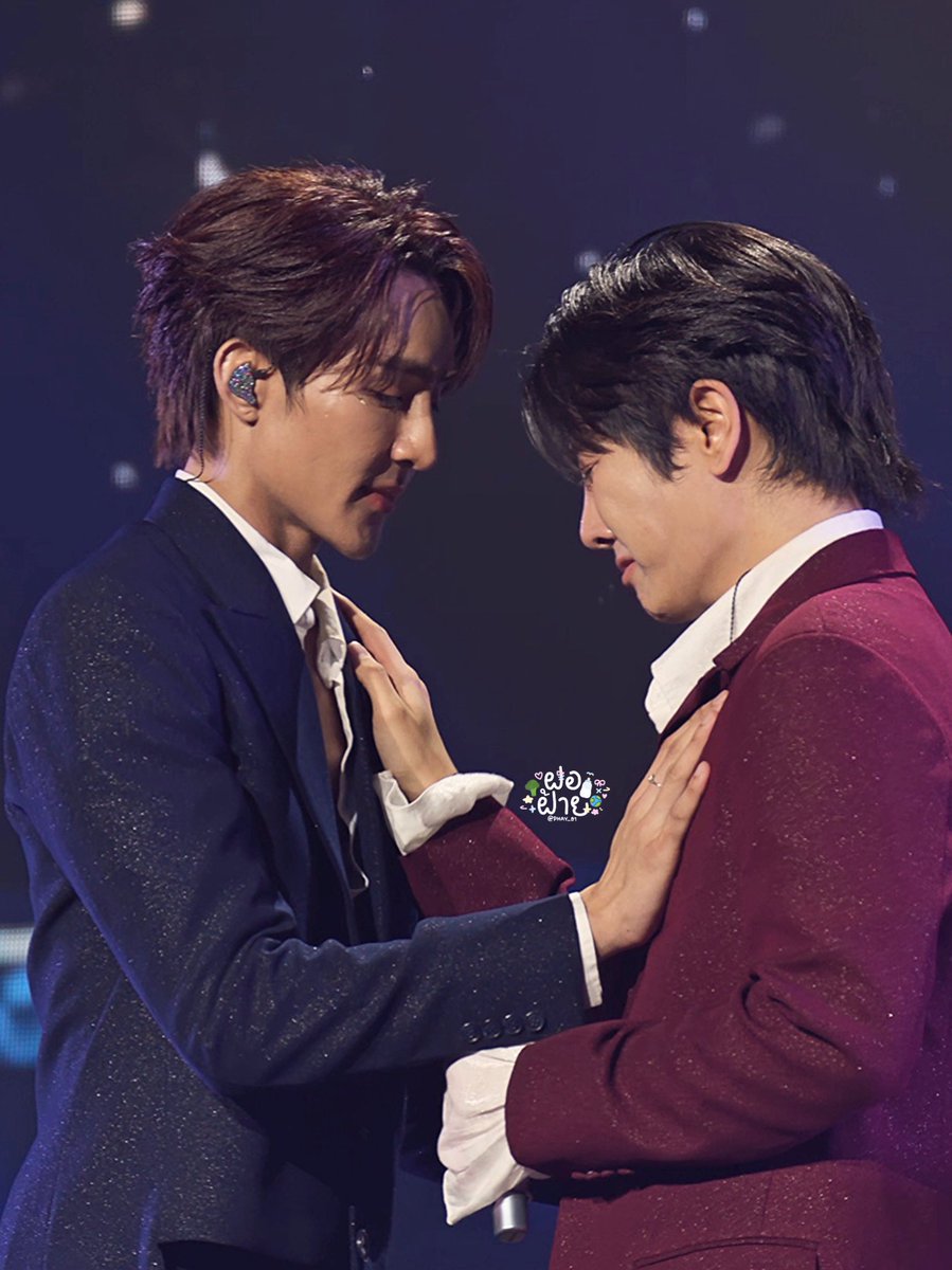 PHAY_91's tweet photo. ชอบจังหวะจบเพลง พื้นที่เล็กๆวันที่ 2 มาก พี่เอิร์ทกลั้นน้ำตาไว้เพราะเห็นมิกเบะแล้ว ปลอบด้วยการจับอกกันและกัน ยิ่งทำให้มิกไห้ใหญ่เลย จบด้วยการที่พี่เอิร์ทเช็ดน้ำตาให้ก่อนจบโชว์ เอิร์ทมิกซ์เขารักกันมากจริงๆ รักกันแบบนี้ไปเรื่อยๆนะ อวดสาววายบ้างก็จะดีมาก 🤎❤️

@Earth_Pirapat @wixxiws 
#FFFPartyConcert2026
#EarthMix #เอิร์ทมิกซ์