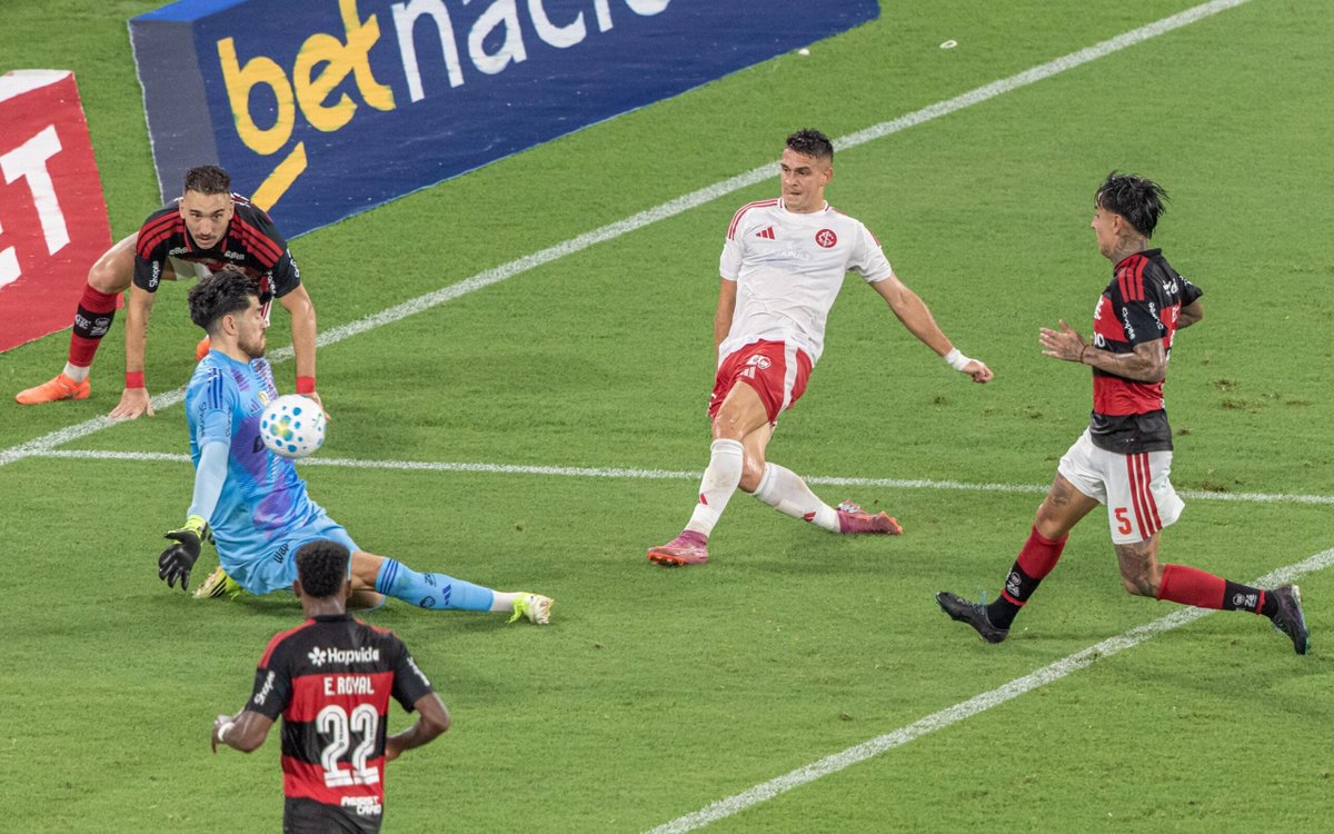 DiaDe_Inter's tweet photo. Esse ano o Flamengo:

- Tomou gol do bagre Borré e do Vitinho que não marcava há 200 anos 
- Precisou ser ajudado nos dois jogos pra empatar com a gente (Bernabei e Alanpa)
- Tomou sufoco pra um dos piores times da história 
- Não venceu o Inter

📸 Maga Jr/Edu Andrade https://t.co/P31GXtKie0