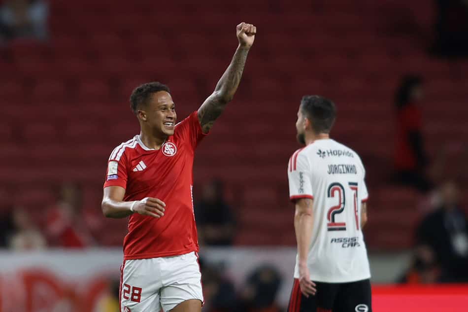 DiaDe_Inter's tweet photo. Esse ano o Flamengo:

- Tomou gol do bagre Borré e do Vitinho que não marcava há 200 anos 
- Precisou ser ajudado nos dois jogos pra empatar com a gente (Bernabei e Alanpa)
- Tomou sufoco pra um dos piores times da história 
- Não venceu o Inter

📸 Maga Jr/Edu Andrade https://t.co/P31GXtKie0