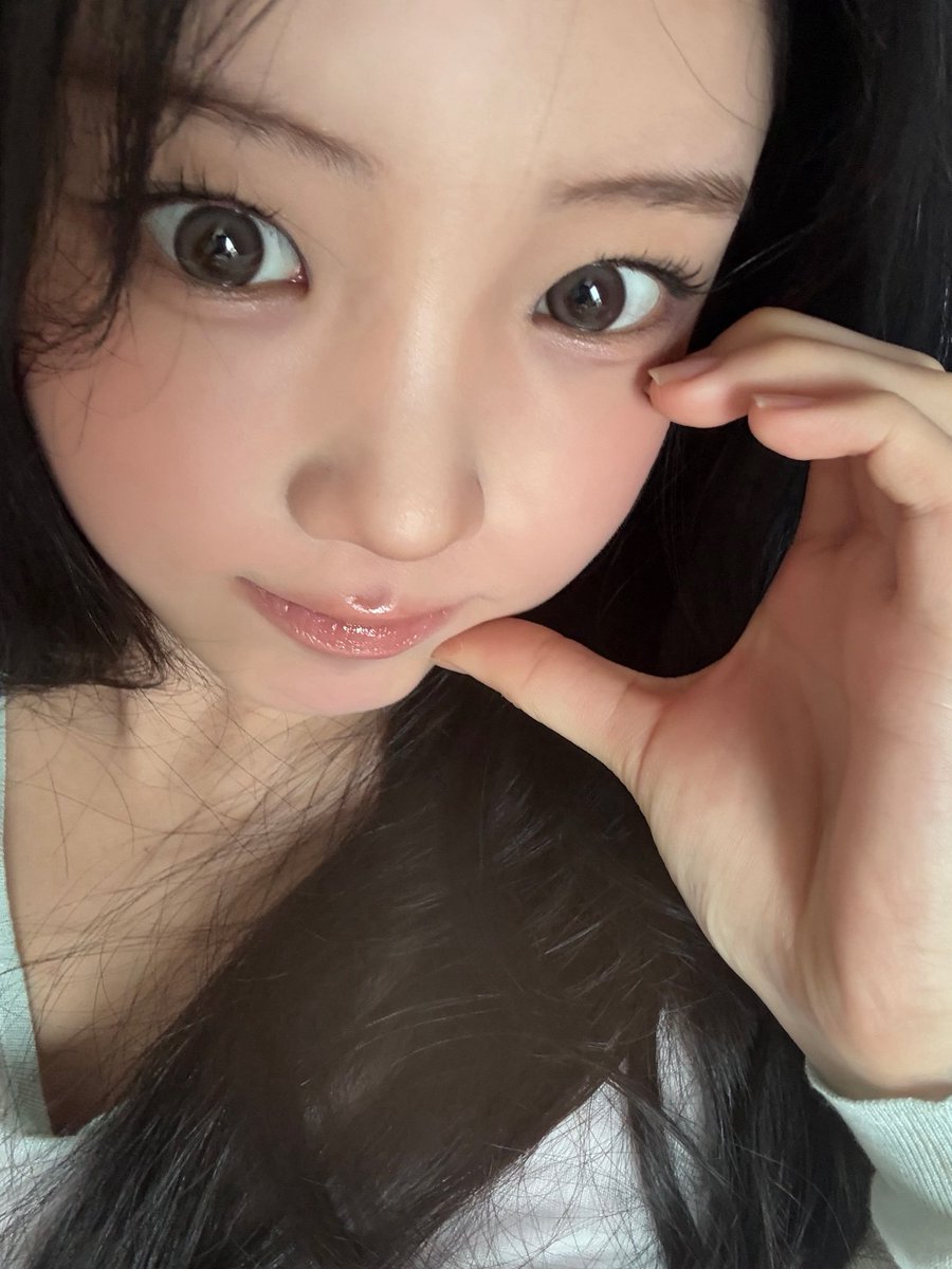 theillitnews_'s tweet photo. WONHEE stuns in her newly shared photo on Weverse DM.

#ILLIT #아일릿 #WONHEE #원희 https://t.co/l3QSlP5HWg