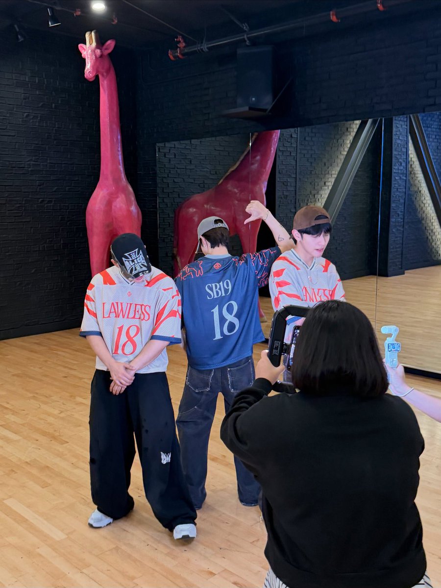 dearyienzy's tweet photo. WAIT MARK TUAN WITH SB19?? https://t.co/4CGHamfzMC
