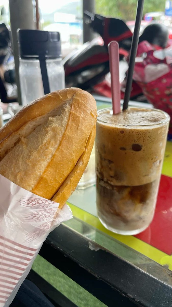 Dung93z's tweet photo. 🥖☕ Một buổi sáng thật giản dị: ổ bánh mì nóng giòn, ly cà phê thơm đậm. Không cần cầu kỳ, chỉ cần ngon và đủ năng lượng để bắt đầu ngày mới! 🌤️✨

Mời cả nhà X ăn sáng https://t.co/5k5M923F9Z