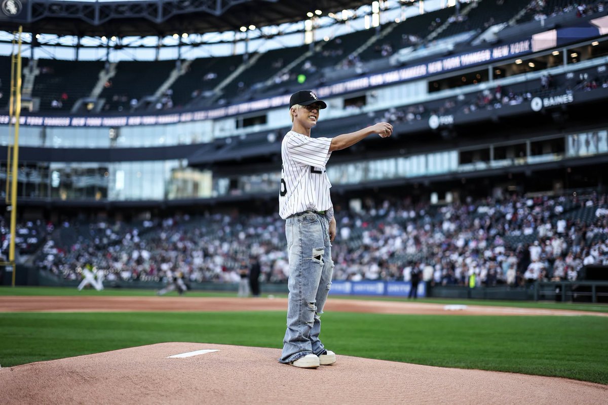 gmanews's tweet photo. BOSS DOS TAKES THE MOUND ⚾️

Josh Cullen takes the first pitch for SB19 at today's Chicago White Sox vs. New York Yankees game at the Rate Field in Chicago!

The P-pop Kings are set to perform in Lollapalooza this Friday, July 31 (PH time), making them the first Filipino group to perform in one of the biggest music festivals in the world.

COURTESY: Chicago White Sox/Facebook

Visit https://t.co/bAMF9JOAN0 for more updates.