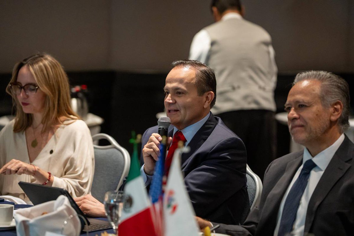 BeckyReynoso's tweet photo. El alcalde de Chapala, Alejandro de Jesús Aguirre Curiel, presentó ante el Consejo Directivo de AMCHAM Guadalajara la estrategia “Chapala 2030”, enfocada en consolidar al municipio como un destino confiable para la inversión.

Entre los principales resultados destacan:
✅ $1,000 millones de pesos en inversión pública durante la administración.
✅ Incremento del presupuesto municipal de $389 a $520 millones, sin contratar nueva deuda.
✅ Reducción de la deuda con Pensiones Jalisco de $60.98 a $24.32 millones.
✅ Disminución de hasta 90% en delitos dolosos y allanamientos.
✅ Más de 10 mil residentes extranjeros, cifra que alcanza los 18 mil en temporada alta.