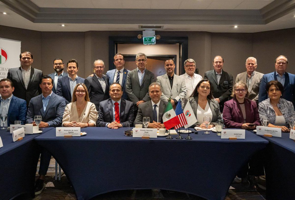 BeckyReynoso's tweet photo. El alcalde de Chapala, Alejandro de Jesús Aguirre Curiel, presentó ante el Consejo Directivo de AMCHAM Guadalajara la estrategia “Chapala 2030”, enfocada en consolidar al municipio como un destino confiable para la inversión.

Entre los principales resultados destacan:
✅ $1,000 millones de pesos en inversión pública durante la administración.
✅ Incremento del presupuesto municipal de $389 a $520 millones, sin contratar nueva deuda.
✅ Reducción de la deuda con Pensiones Jalisco de $60.98 a $24.32 millones.
✅ Disminución de hasta 90% en delitos dolosos y allanamientos.
✅ Más de 10 mil residentes extranjeros, cifra que alcanza los 18 mil en temporada alta.