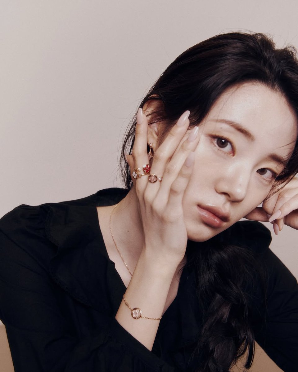 shinhsiah's tweet photo. Loved how this shoot focused on delicate craftsmanship—from the intricate flower motif rings and dainty bracelet to the matching pendant necklace and earrings. Wearing classic black against soft background tones really lets the gold details shine through naturally. https://t.co/QbmIWUUVY7