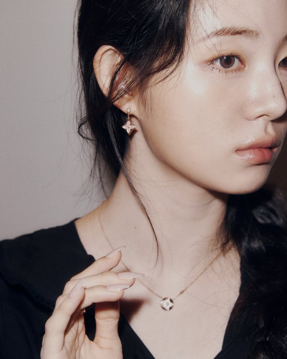 shinhsiah's tweet photo. Loved how this shoot focused on delicate craftsmanship—from the intricate flower motif rings and dainty bracelet to the matching pendant necklace and earrings. Wearing classic black against soft background tones really lets the gold details shine through naturally. https://t.co/QbmIWUUVY7