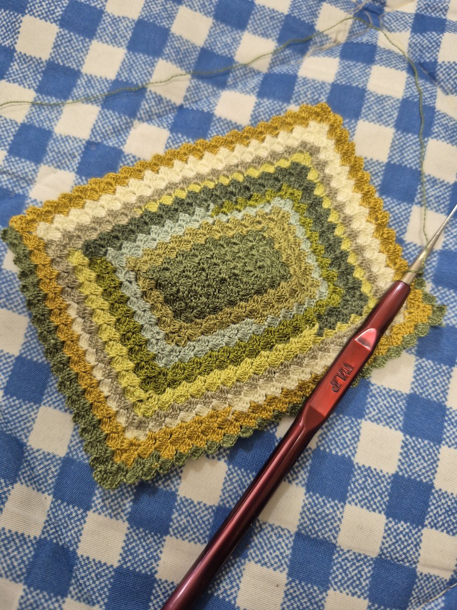 luuuv_Crochet's tweet photo. クロスステッチで余った刺繍糸を1本取りで1枚の布にしてみようと思ってちまちま編み編み中。
どこまで成長するか楽しみ😊✨ https://t.co/IedMQWvczj