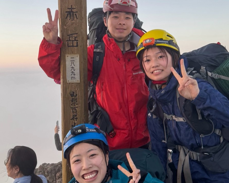 nuec1976's tweet photo. 7月18〜19日に八ヶ岳で山合宿を実施しました!
上級は硫黄岳・赤岳・赤岳キレット・権現岳を縦走。初日は雨でしたが、2日目は赤岳山頂で美しい朝日を見ることができました。新入生も上級生も充実した山行となりました！⛰️
https://t.co/puVeWulR8K https://t.co/JILzzRvsDq