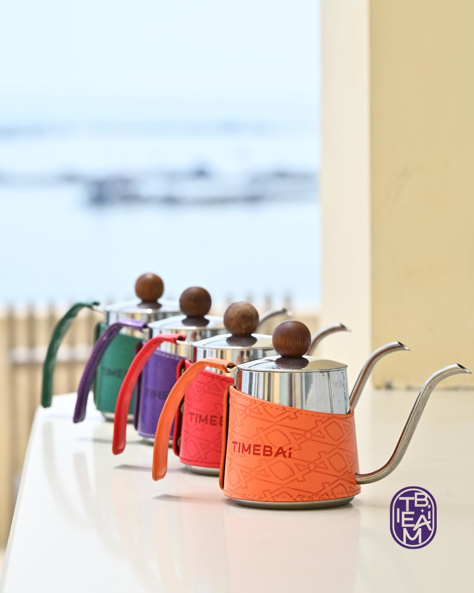 TimeBaiTea's tweet photo. 4mm gooseneck – steady flow, clean stop. 
350ml – just the right size for one perfect cup. 
PU‑grip handle – comfortable and heat‑safe. 
What’s your go‑to pour‑over tool – kettle or something else?  #TimeBai #SummerTea #TeaRitual #PourOverTea #GooseneckKettle #SlowLiving https://t.co/KBlJATZUqz