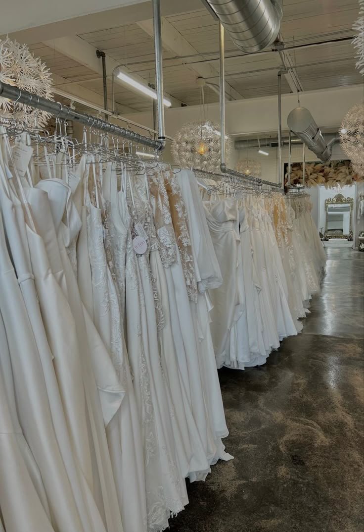 StrutsInGlamx's tweet photo. 3 days 🤍💍

(When I went more dress shopping I do have a dress.) https://t.co/fzbJcG9kes