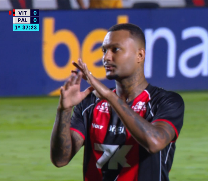 DoentesPFutebol's tweet photo. Agora Luan Cândido também expulso por fazer gesto de "roubo". https://t.co/5bN7423OOE