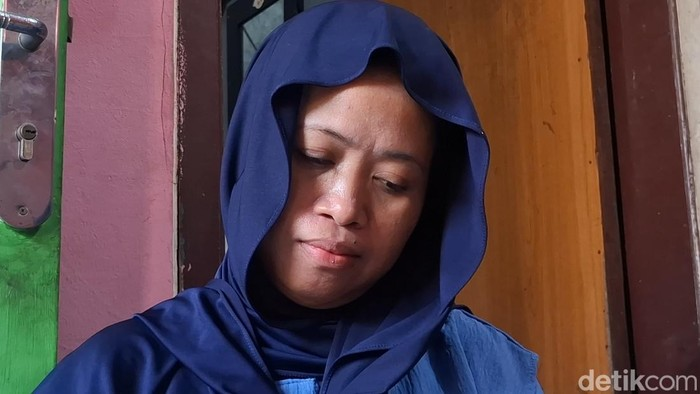 LambeSahamjja's tweet photo. harapan dari keluarga alm sumarna:
- harapan keluarga cuma satu, semoga kasusnya cepat terungkap
- sudah hampir satu minggu berlalu belum ada pelaku
- keluarga milih enggak mau spekulasi liar soal kem4tiannya yang janggal (ditemukan terborgol), 
- mereka percayakan sepenuhnya ke proses hukum polisi
- di mata keluarga, dia sosok ayah yang hangat
- sesibuk apapun kerjaannya, dia selalu rutin nganterin anaknya sekolah
- ayahnya sering ngajak ngobrol dan nonton bola bareng
- dia kenang ayahnya sebagai sosok yang bersahaja dan fans berat liverpool
- nama gerald sendiri diambil dari nama pemain liverpool, saking cintanya sumarna sama klub itu