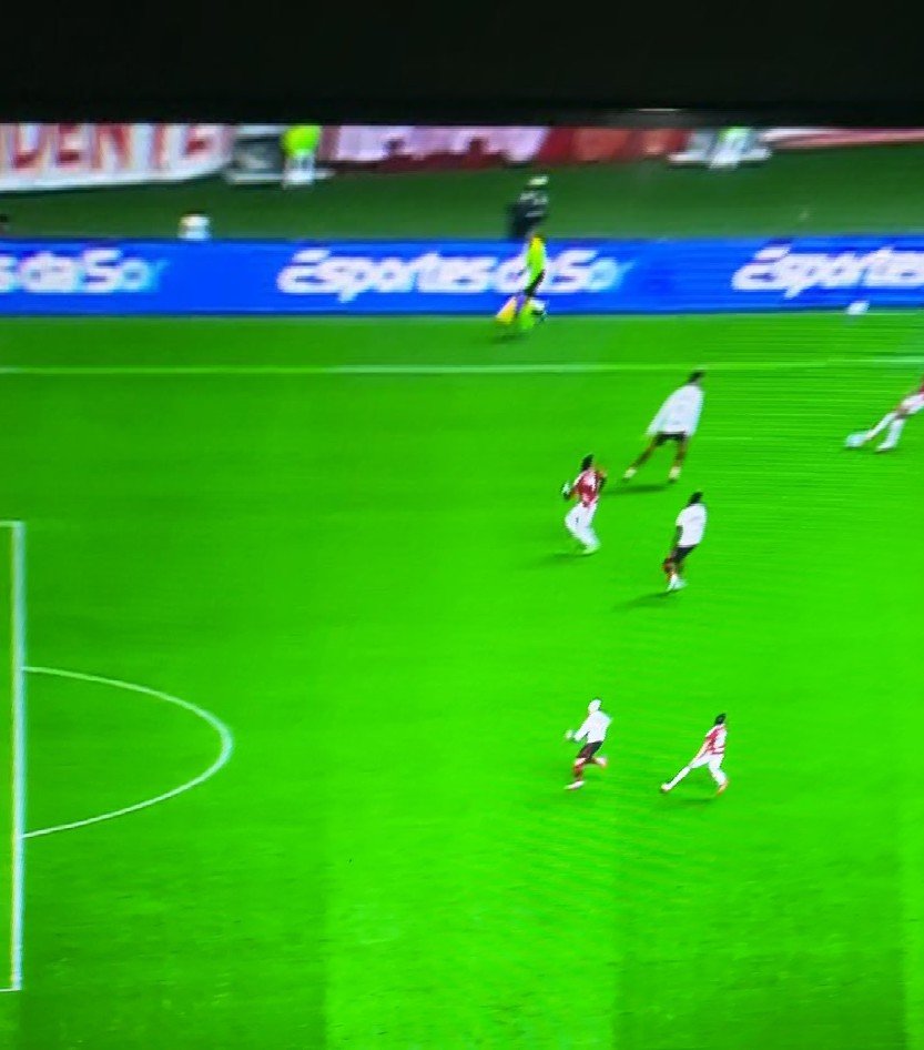 Joarlens's tweet photo. @Futebolnorio Gol legal por pouquíssimos centímetros. Vocês tem que lembrar que é preciso ajustar a perspectiva da imagem https://t.co/JRIftQQcES