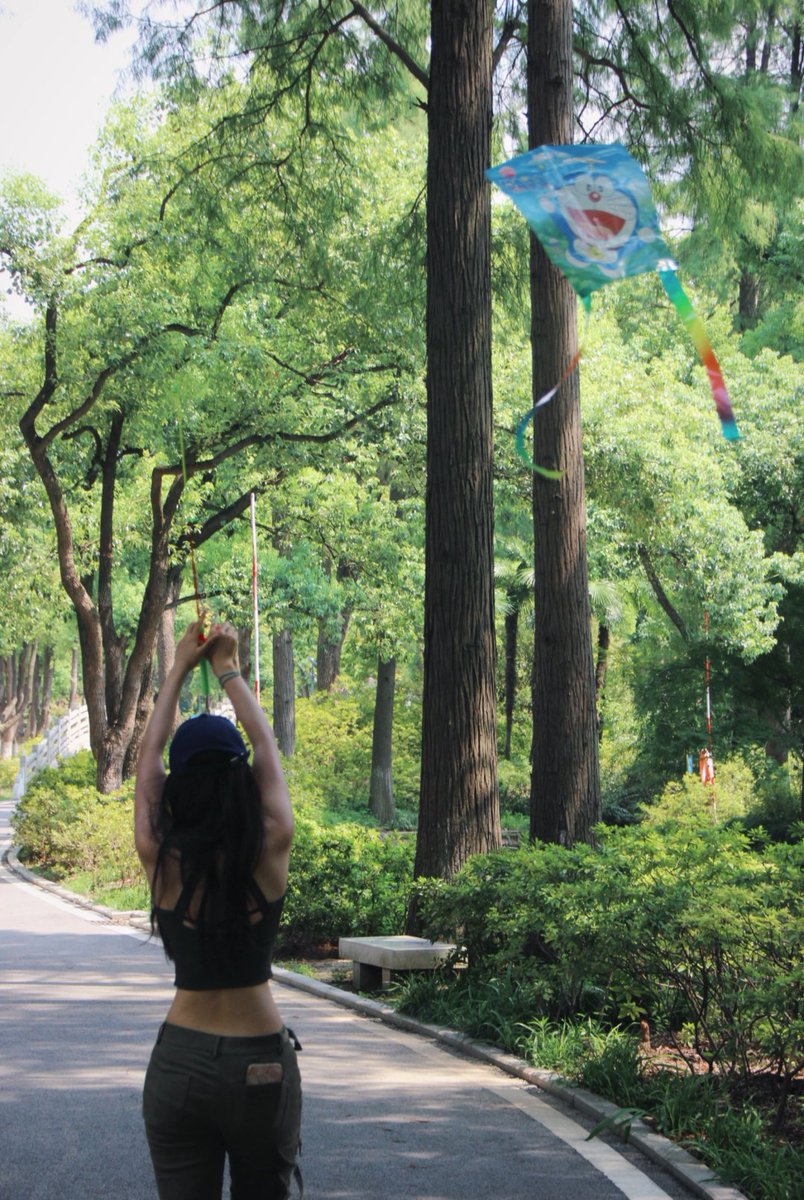 LRowil27862's tweet photo. 夏の公園時間🎐

緑に囲まれて、風を感じながらのんびり☺️

子どもの頃みたいに凧を飛ばしてみたら、なんだか懐かしい気持ちになった✨

何気ない時間が一番癒されるね🌿

#夏の思い出
#公園散歩
#休日の過ごし方 https://t.co/j1QuwZqXrG