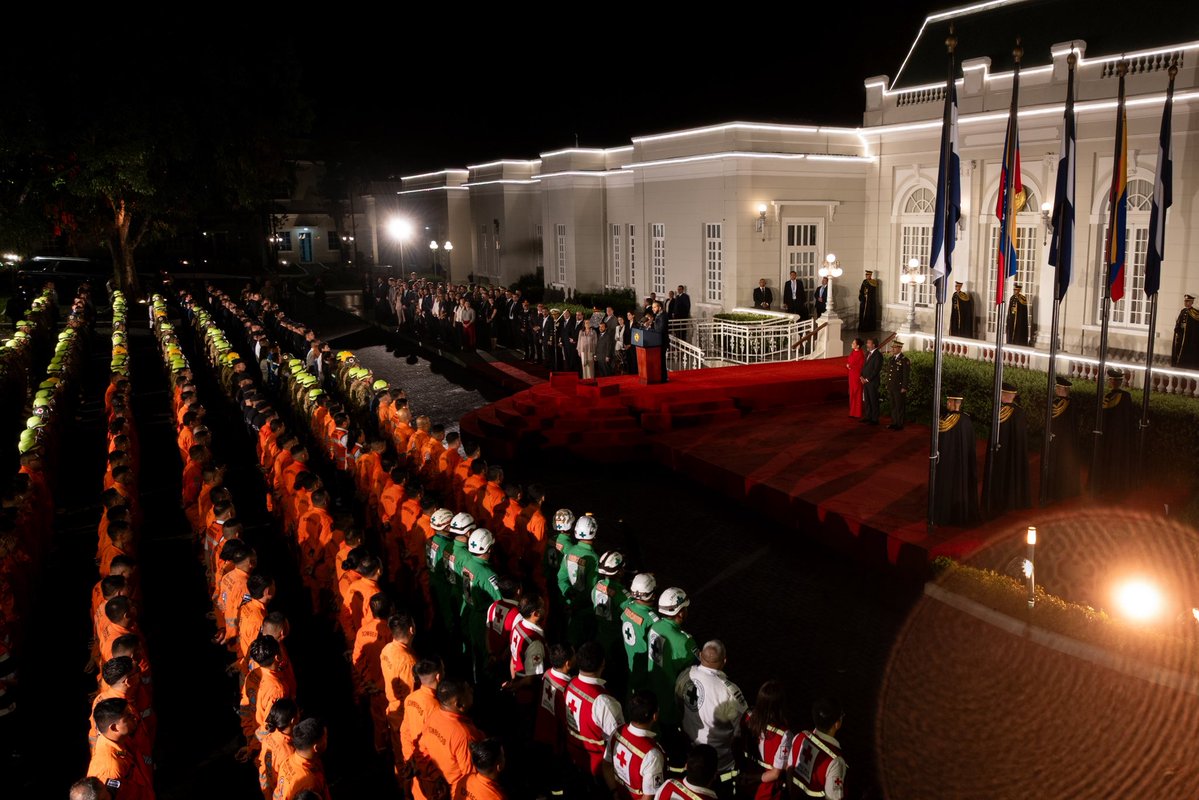 PresidenciaSV's tweet photo. "Todos observábamos las operaciones de rescate y estábamos desvelándonos con ustedes, nerviosos, preocupados, tratando de coordinar lo mejor posible, pero eso no es ni la fracción de lo que ustedes estando allá, en medio de los escombros, en medio de la tragedia, hicieron. Lo que nosotros hicimos es una pequeña fracción que les sirvió a ustedes para poder ejecutar su trabajo pero realmente el trabajo y el heroísmo lo hicieron ustedes.

Como lo mencioné antes, también sus familias, sus esposas, sus esposos, sus hijos, pendientes al teléfono, si estaban bien, si ya habían regresado al campamento y cuándo iban van a regresar, algunos de ustedes estuvieron un mes allá trabajando para ayudar al pueblo de Venezuela”, Presidente @nayibbukele.

🇸🇻🇻🇪