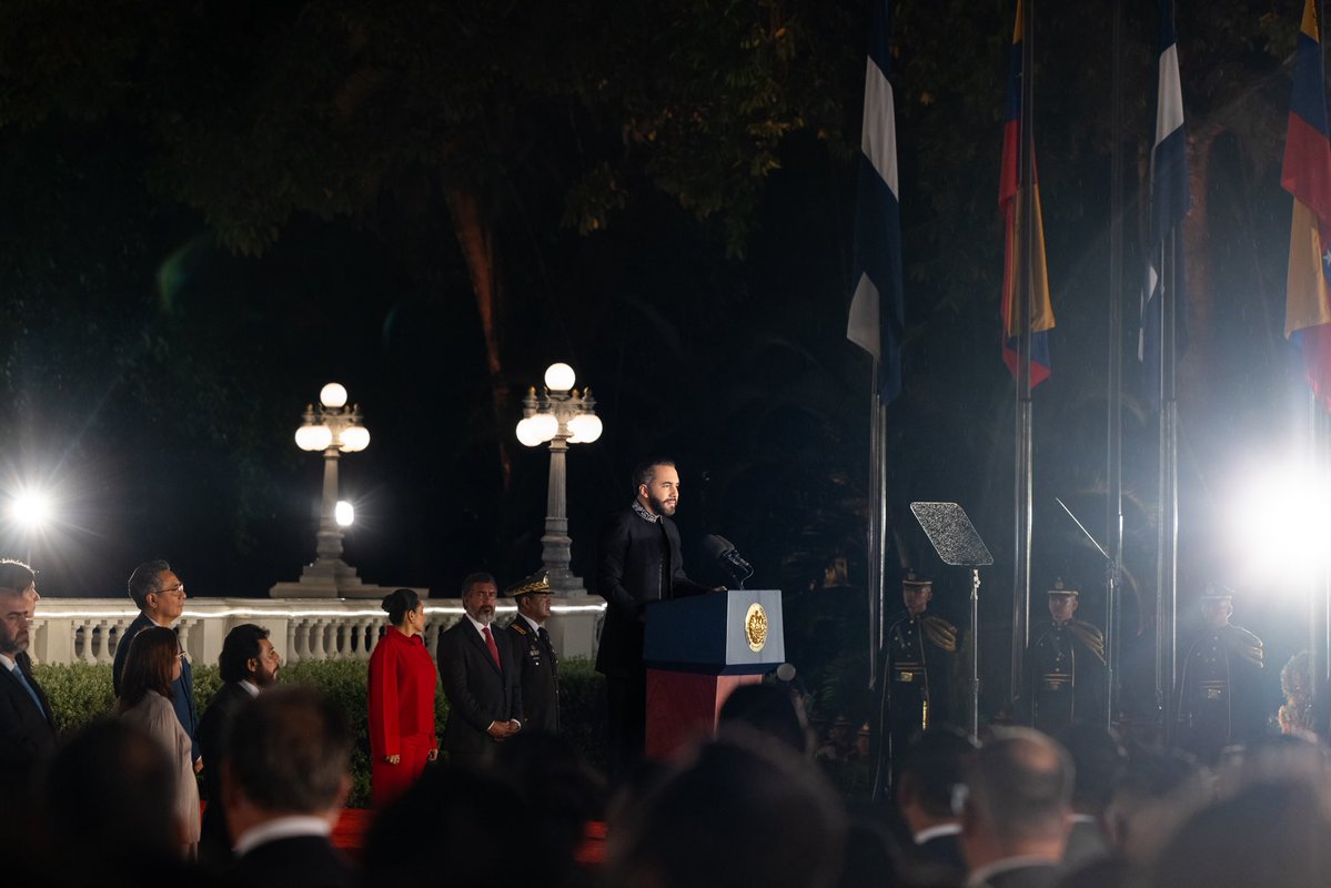 PresidenciaSV's tweet photo. "Todos observábamos las operaciones de rescate y estábamos desvelándonos con ustedes, nerviosos, preocupados, tratando de coordinar lo mejor posible, pero eso no es ni la fracción de lo que ustedes estando allá, en medio de los escombros, en medio de la tragedia, hicieron. Lo que nosotros hicimos es una pequeña fracción que les sirvió a ustedes para poder ejecutar su trabajo pero realmente el trabajo y el heroísmo lo hicieron ustedes.

Como lo mencioné antes, también sus familias, sus esposas, sus esposos, sus hijos, pendientes al teléfono, si estaban bien, si ya habían regresado al campamento y cuándo iban van a regresar, algunos de ustedes estuvieron un mes allá trabajando para ayudar al pueblo de Venezuela”, Presidente @nayibbukele.

🇸🇻🇻🇪