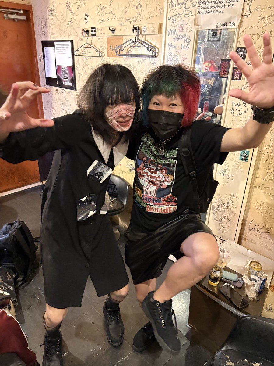 mettazashi3's tweet photo. あ〜ぁかぁ人と、扼と、忙しい合間に来てくれたユダ様と、もなと撮り忘れた🐻‍❄️💦
そして昨日主役の彼とは生涯このような悍ましい写真を撮る事はないでしょうまた生死に関わる喧嘩の日々が始まると思うと楽しみで仕方ないですね！ https://t.co/tvGmVDqnxt