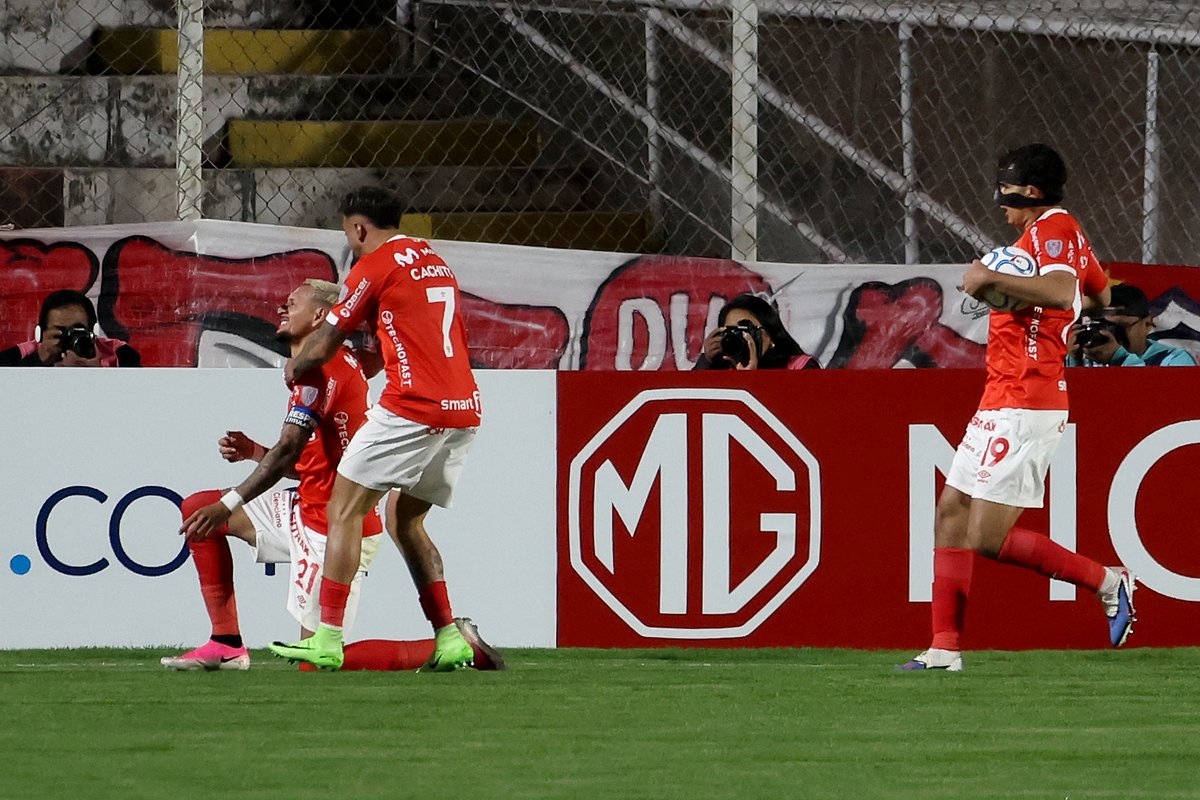 Sudamericana's tweet photo. 🇵🇪⚽️ ¡Tremenda remontada! @Club_Cienciano le gana 3-0 a @clublanus y por ahora se mete en Octavos

🏆 CONMEBOL #Sudamericana | #LaGranConquista https://t.co/XUryIeaIMM