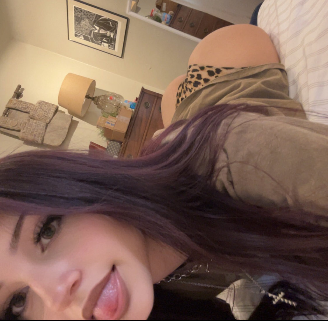 aloradreamyy's tweet photo. all i need is a sloppy make out session https://t.co/bAVr1LEeLy
