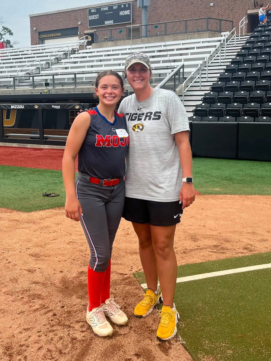 TNMojoEdwards's tweet photo. Thank you @CoachLarissaA @ConnorMammola @emma_raabe  @MizzouSoftball for hosting our girl Priscilla! She had a great time at pitching camp! @ExtraInningSB @LineDsoftball @TnMojoFastpitch https://t.co/dOv8sLcci8