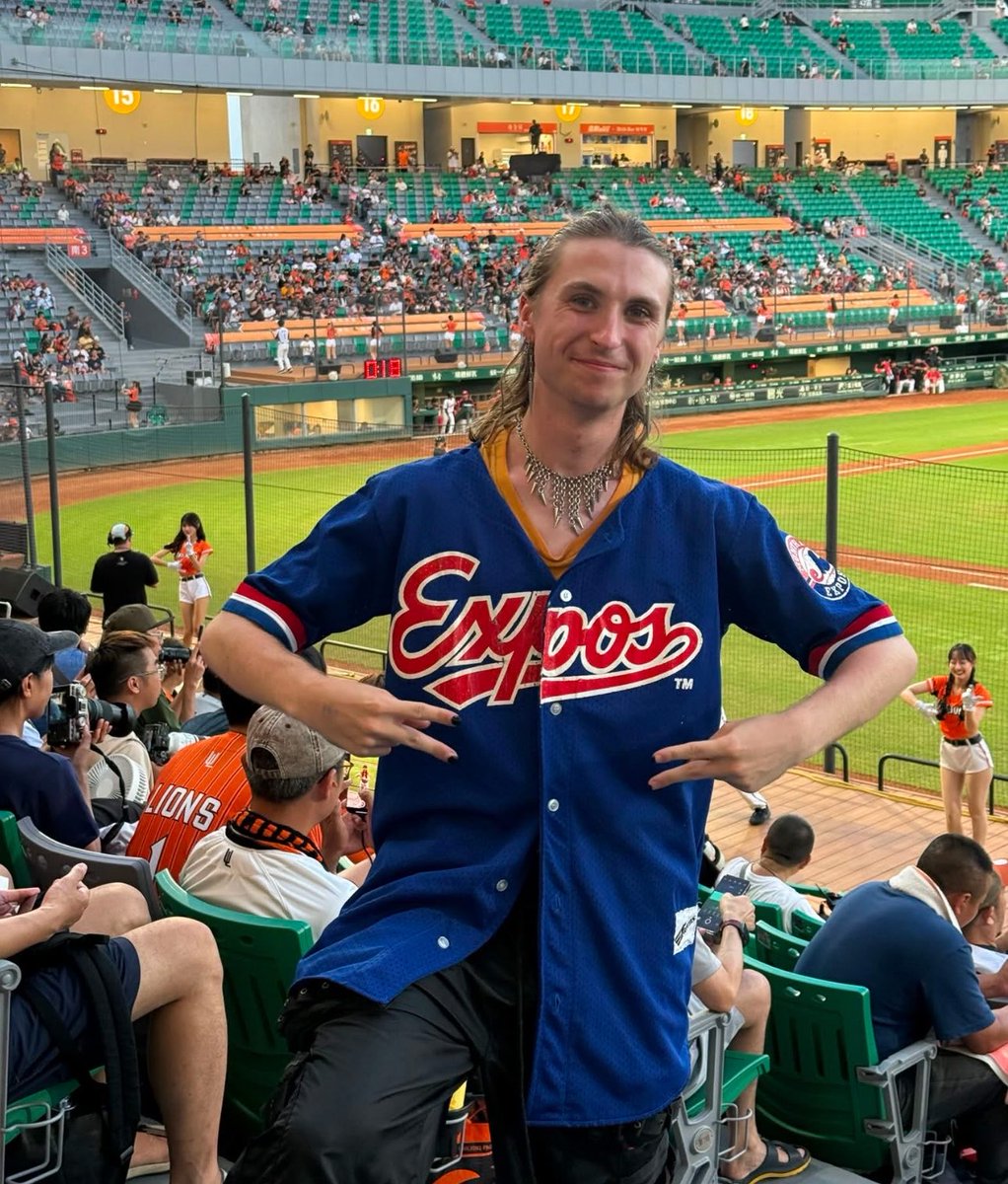 Montreal_Expos's tweet photo. Dude shows up to a game in Taiwan and rocks this jersey

Legend https://t.co/TshjX3xamf