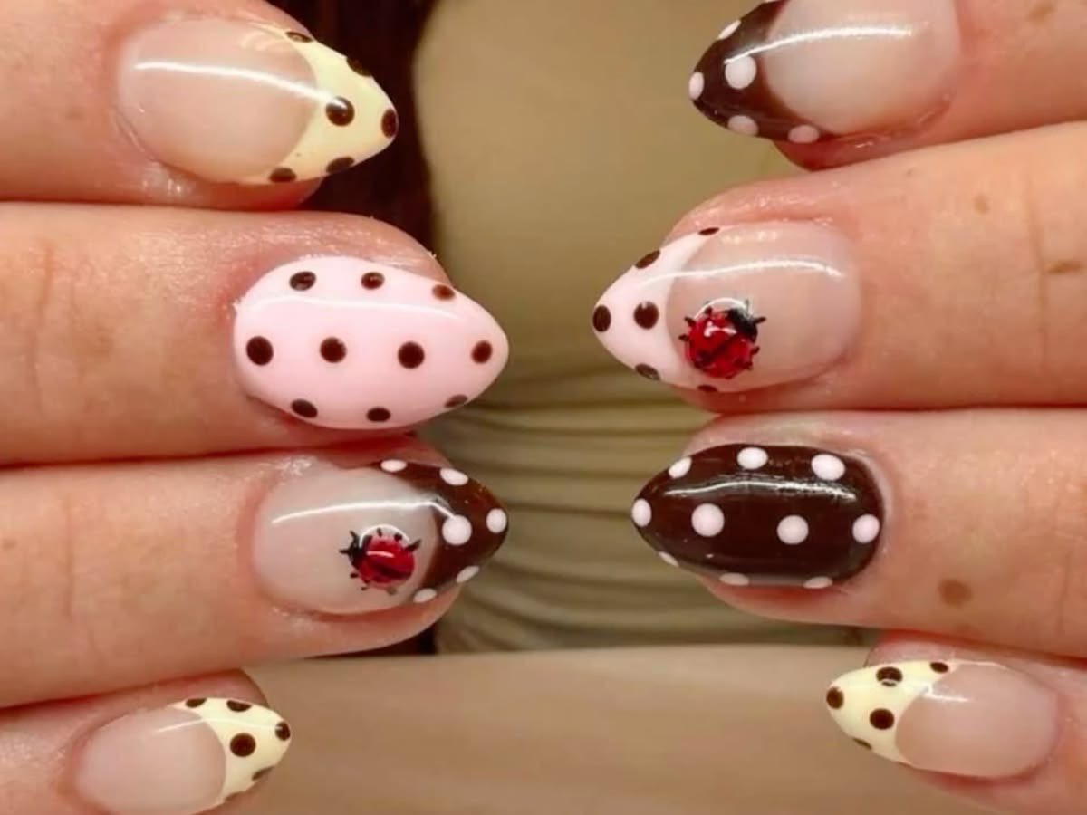 Dinatops's tweet photo. Dina gets her nails done 🤍🎨

#DinaDaily https://t.co/eMuuzbEEDW