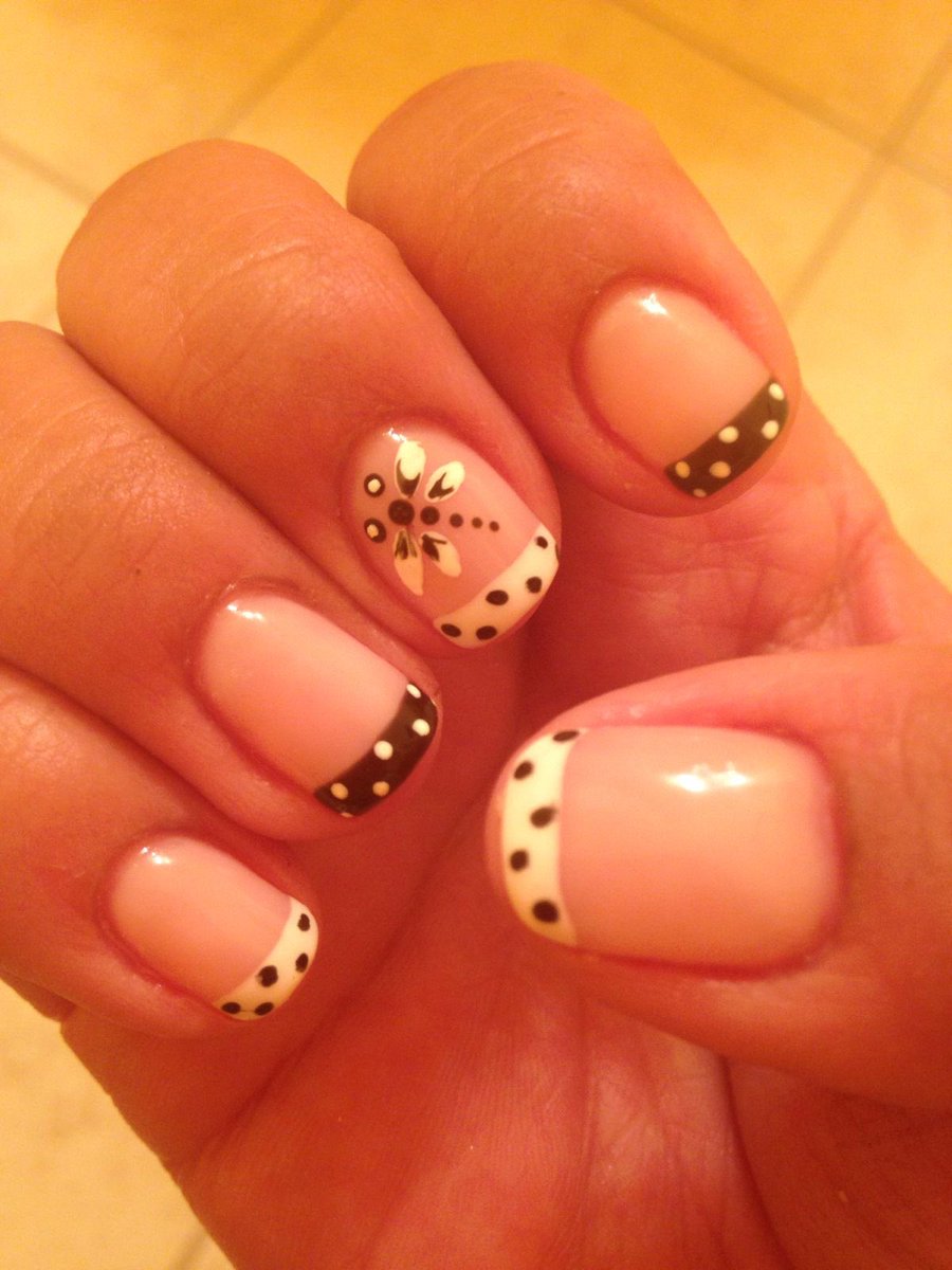 Dinatops's tweet photo. Dina gets her nails done 🤍🎨

#DinaDaily https://t.co/eMuuzbEEDW