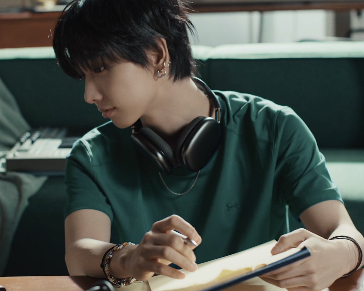 ilysmyungz's tweet photo. under armour myungjae ♡🐶🎧 https://t.co/a5Oi6bNpal