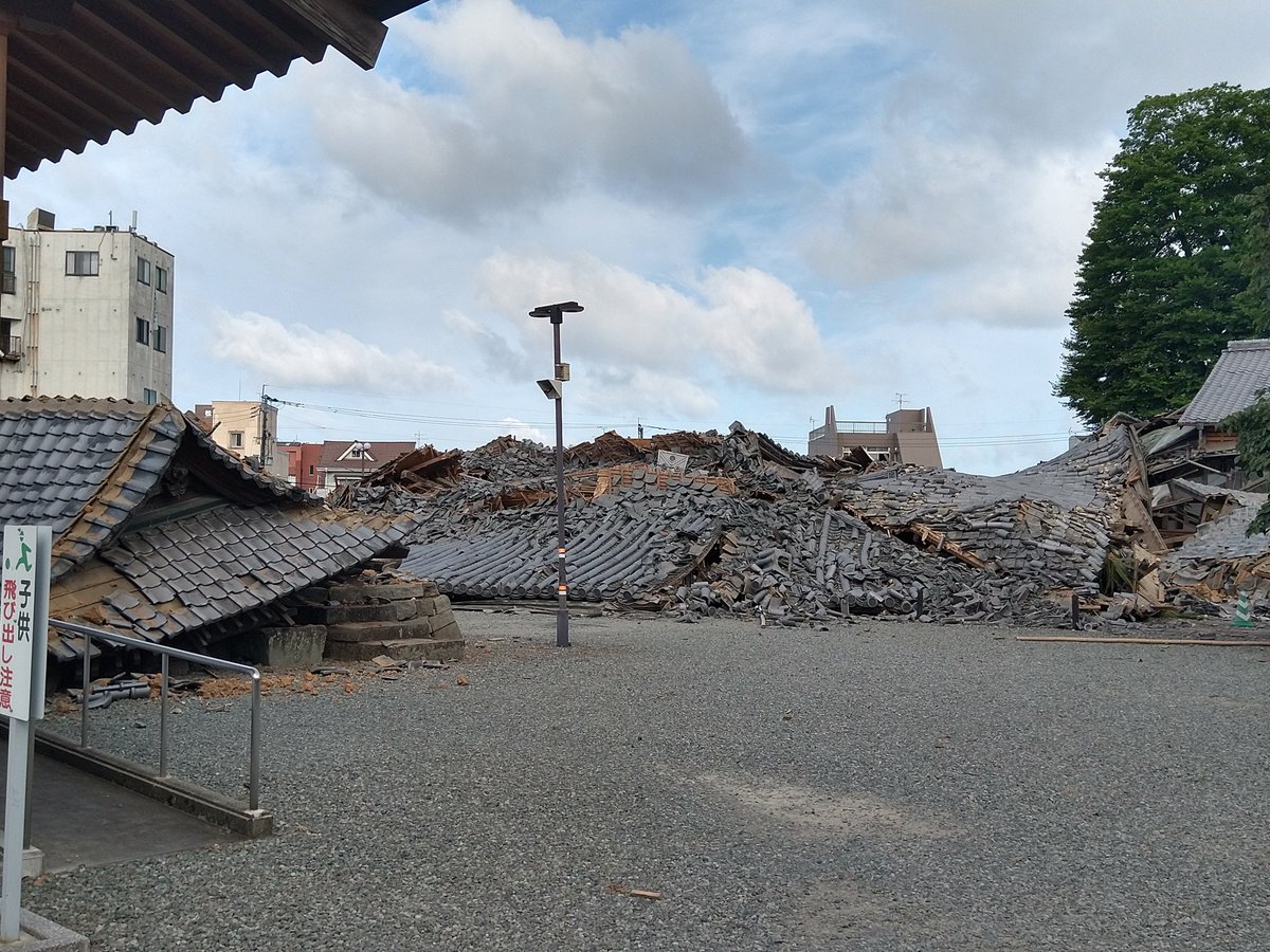 KakusenY's tweet photo. 水を歩いて汲みに行く途中。ご近所の歴史ある寺は山門も本殿も全壊です。あちこちの古い家は倒壊、もしくはその手前で持ちこたえています。本当に現場に居ないとわかりませんね。賢明そうな理窟を連ねても、それを現場の人が飲み込めない言葉は、ツイートしない方が良いかもしれませんよ。 https://t.co/upHLMaPXWg