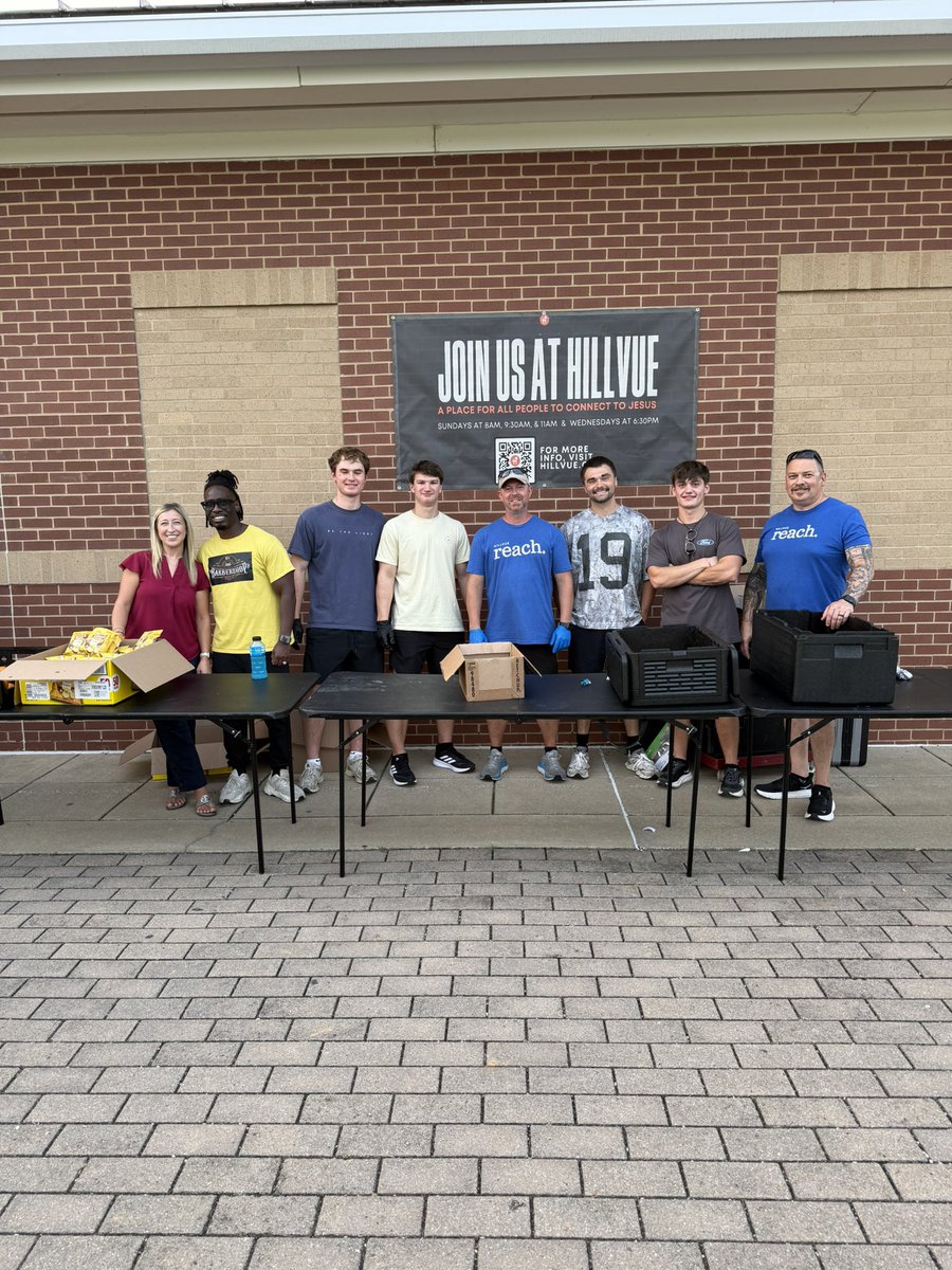 SouthWarrenFB's tweet photo. Huge thanks to @hillvue for sending a team to provide our guys their Preseason Cookout again this year! For the 3rd year in a row, Hillvue has blessed our guys and helped them celebrate the end of Camp the right way. Thanks for making such a big investment in our team! #gosouth https://t.co/lwkdPIq4hY