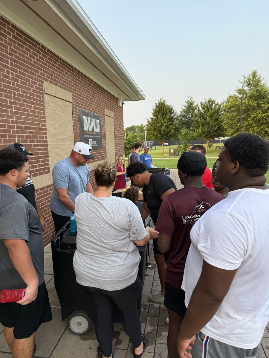 SouthWarrenFB's tweet photo. Huge thanks to @hillvue for sending a team to provide our guys their Preseason Cookout again this year! For the 3rd year in a row, Hillvue has blessed our guys and helped them celebrate the end of Camp the right way. Thanks for making such a big investment in our team! #gosouth https://t.co/lwkdPIq4hY