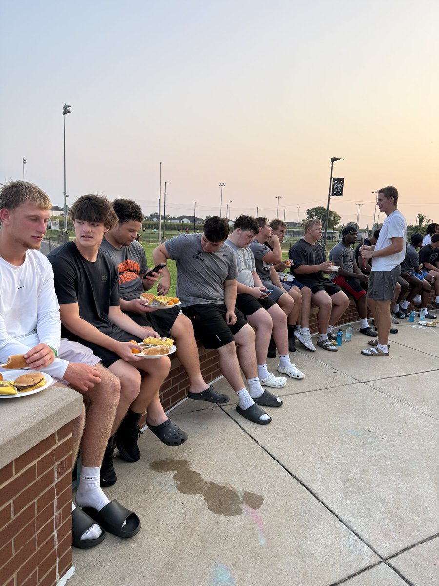 SouthWarrenFB's tweet photo. Huge thanks to @hillvue for sending a team to provide our guys their Preseason Cookout again this year! For the 3rd year in a row, Hillvue has blessed our guys and helped them celebrate the end of Camp the right way. Thanks for making such a big investment in our team! #gosouth https://t.co/lwkdPIq4hY