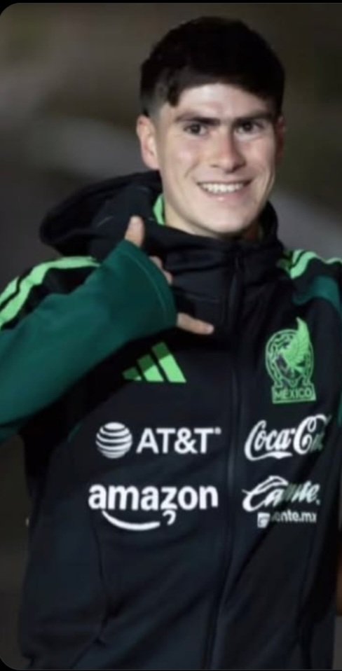 SofiIsNotCool's tweet photo. @lovesphh Voto que Armando se haga el CM y que el CM se haga delantero del Chivas https://t.co/XANbIfFn7E