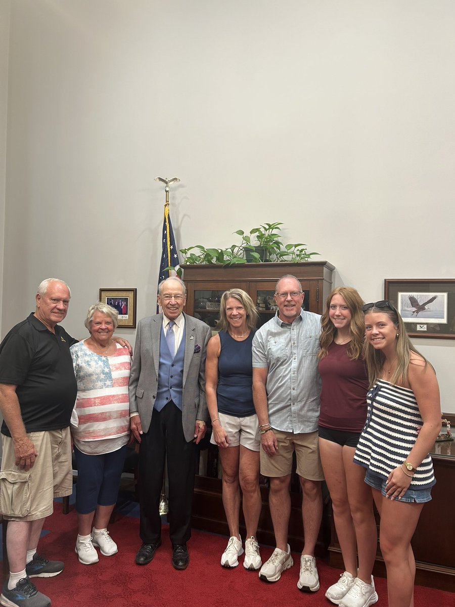 ChuckGrassley's tweet photo. Enjoyed mtg w families frm Swisher, Altoona and Marion https://t.co/bCrD9AwrDD