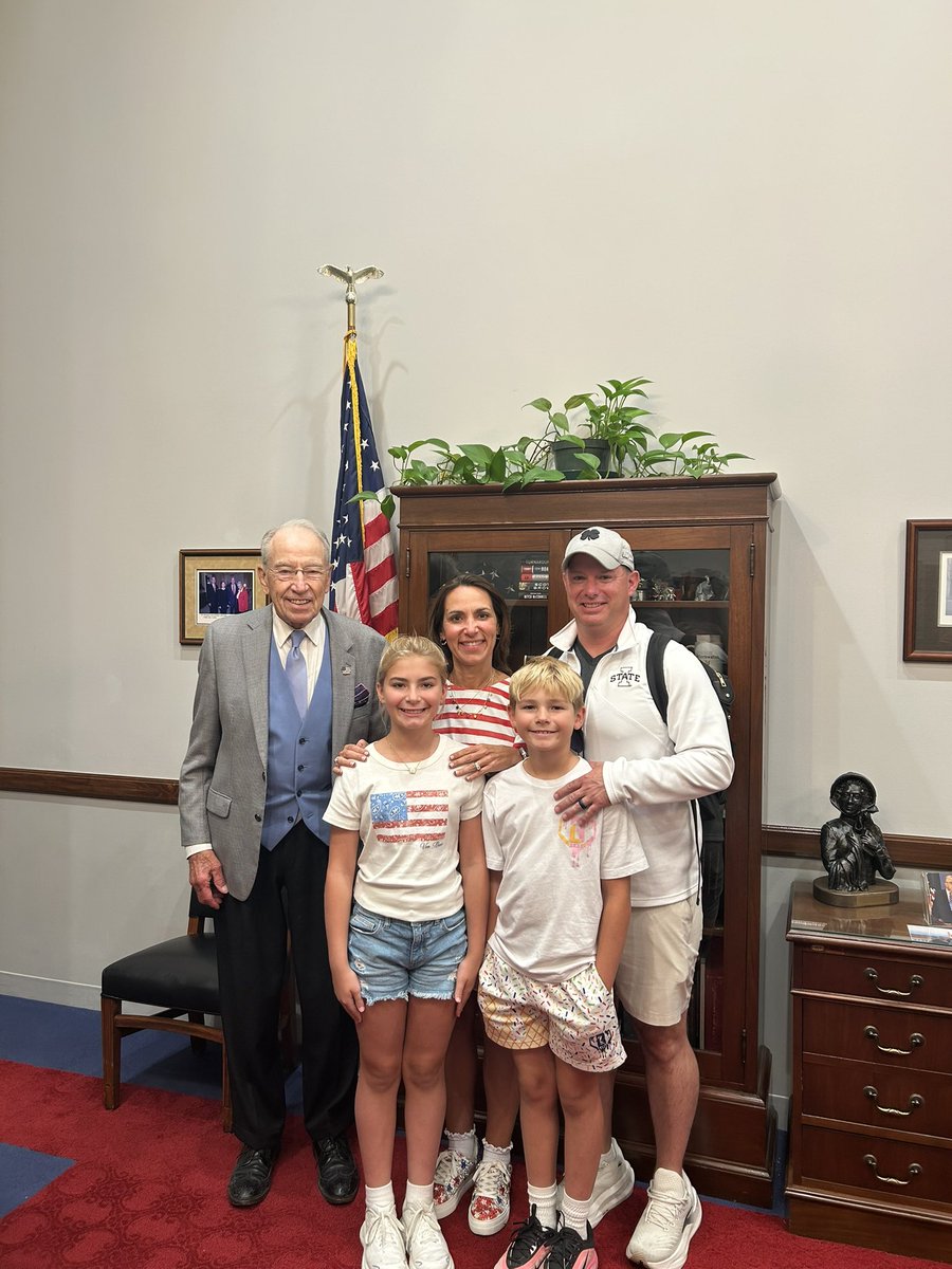 ChuckGrassley's tweet photo. Enjoyed mtg w families frm Swisher, Altoona and Marion https://t.co/bCrD9AwrDD