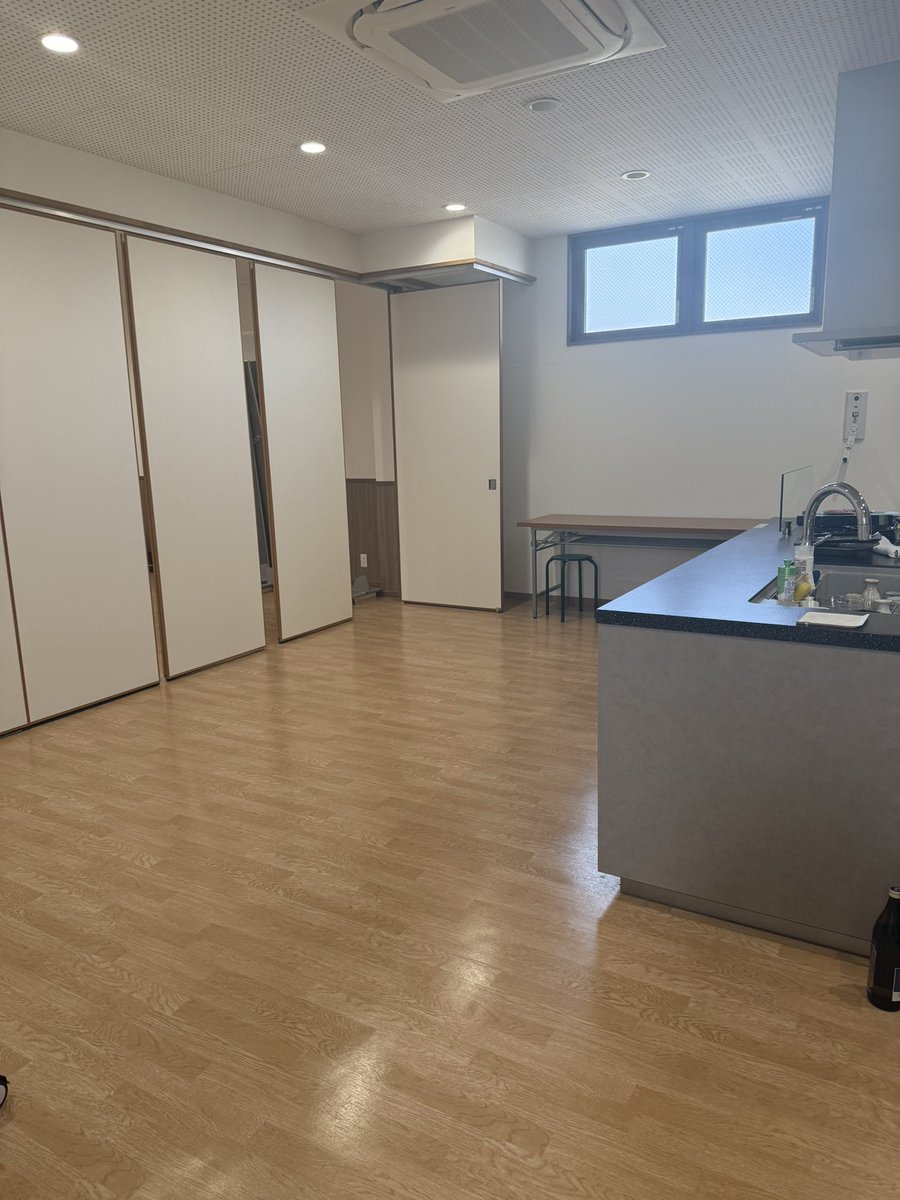 KoumeLove0810's tweet photo. 『拡散希望』
当ビル2階のレンタルスペースを開放致します
車中泊されてる方是非ご利用ください
エアコン効きます、上水道が復旧してないですが入り口にあるポンプがあるのでお手洗いは気兼ねなく使えます
床は硬いのでマット等持ってきてください
2階の松島プロパンにお声掛けください https://t.co/UqaA0PvjBD