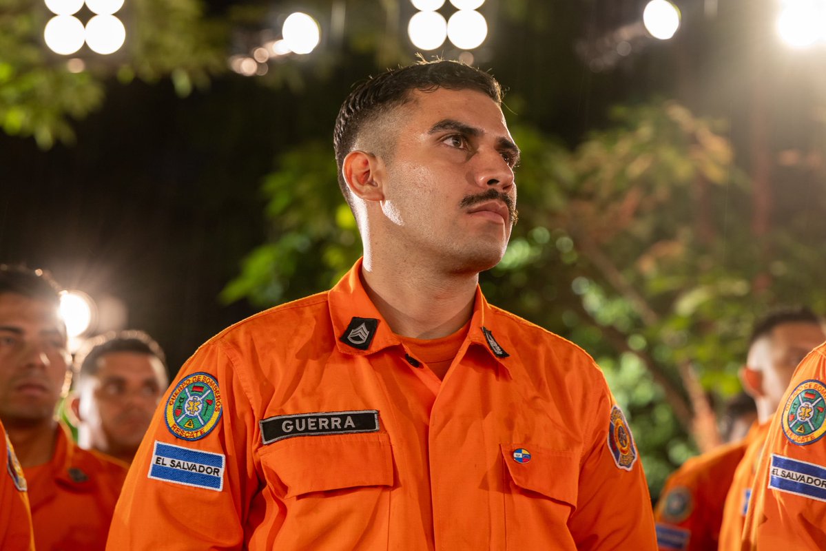 PresidenciaSV's tweet photo. “Hemos enviado misiones de ayuda humanitaria a Guatemala, Honduras, Turquía, Costa Rica, Jamaica y ahora a Venezuela. Y cada vez que hemos enviado una misión han venido bendiciones para nuestro país y esta vez no será la excepción. Porque Dios bendice al dador alegre y nosotros hemos dado con alegría y hemos ayudado a nuestros hermanos venezolanos con todo lo que hemos podido.

Fuimos lo más rápido que pudimos, nos instalamos lo más rápido posible, salimos inmediatamente, nos quedamos dando esperanza cuando la esperanza ya se había perdido”, Presidente @nayibbukele. 🇸🇻🇻🇪