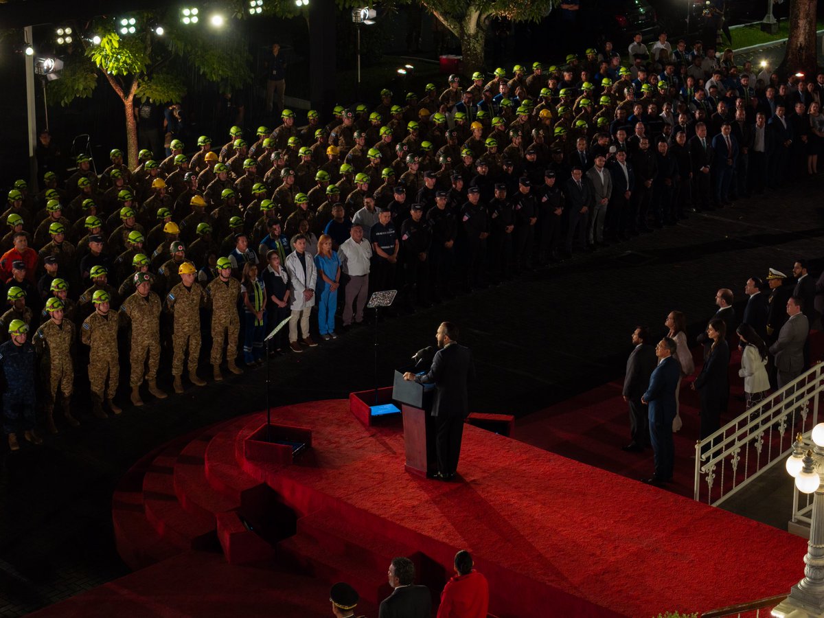 PresidenciaSV's tweet photo. “Hemos enviado misiones de ayuda humanitaria a Guatemala, Honduras, Turquía, Costa Rica, Jamaica y ahora a Venezuela. Y cada vez que hemos enviado una misión han venido bendiciones para nuestro país y esta vez no será la excepción. Porque Dios bendice al dador alegre y nosotros hemos dado con alegría y hemos ayudado a nuestros hermanos venezolanos con todo lo que hemos podido.

Fuimos lo más rápido que pudimos, nos instalamos lo más rápido posible, salimos inmediatamente, nos quedamos dando esperanza cuando la esperanza ya se había perdido”, Presidente @nayibbukele. 🇸🇻🇻🇪
