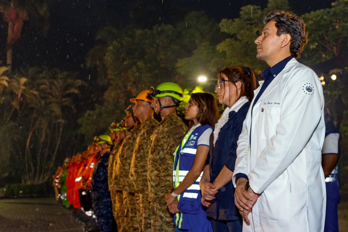 PresidenciaSV's tweet photo. “Hemos enviado misiones de ayuda humanitaria a Guatemala, Honduras, Turquía, Costa Rica, Jamaica y ahora a Venezuela. Y cada vez que hemos enviado una misión han venido bendiciones para nuestro país y esta vez no será la excepción. Porque Dios bendice al dador alegre y nosotros hemos dado con alegría y hemos ayudado a nuestros hermanos venezolanos con todo lo que hemos podido.

Fuimos lo más rápido que pudimos, nos instalamos lo más rápido posible, salimos inmediatamente, nos quedamos dando esperanza cuando la esperanza ya se había perdido”, Presidente @nayibbukele. 🇸🇻🇻🇪