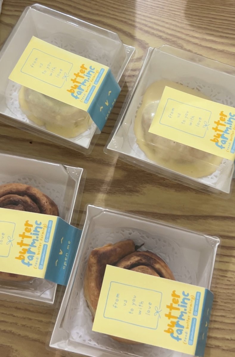 onyourArabells's tweet photo. setelah nge-baking 4 cinnamon roll, 2nya aku makan karna laper dan emg suka dagangan sendiri hahaha

tiba2 setelah aku makan jatahku, ada yg mau pesan 4 cinnamon roll. langsung kalang kabut ngeproofing 2 cinnamon roll lagi :'D 

penampakan daganganku hehehe, wilayah batam yaa ini https://t.co/4LUI1hqnH1