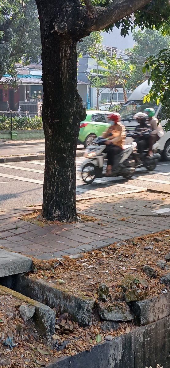 omslam's tweet photo. Morning all
Sepertinya diputar balik disini perlu ditambah rambu2 lampu atau zebracros menahan laju kendaraan baik dari arah pondok kopi atau sebaliknya. Demi keamanan
#dishubdki @dishubjakarta @DKIJakarta https://t.co/Xo1Eu2Nvwh