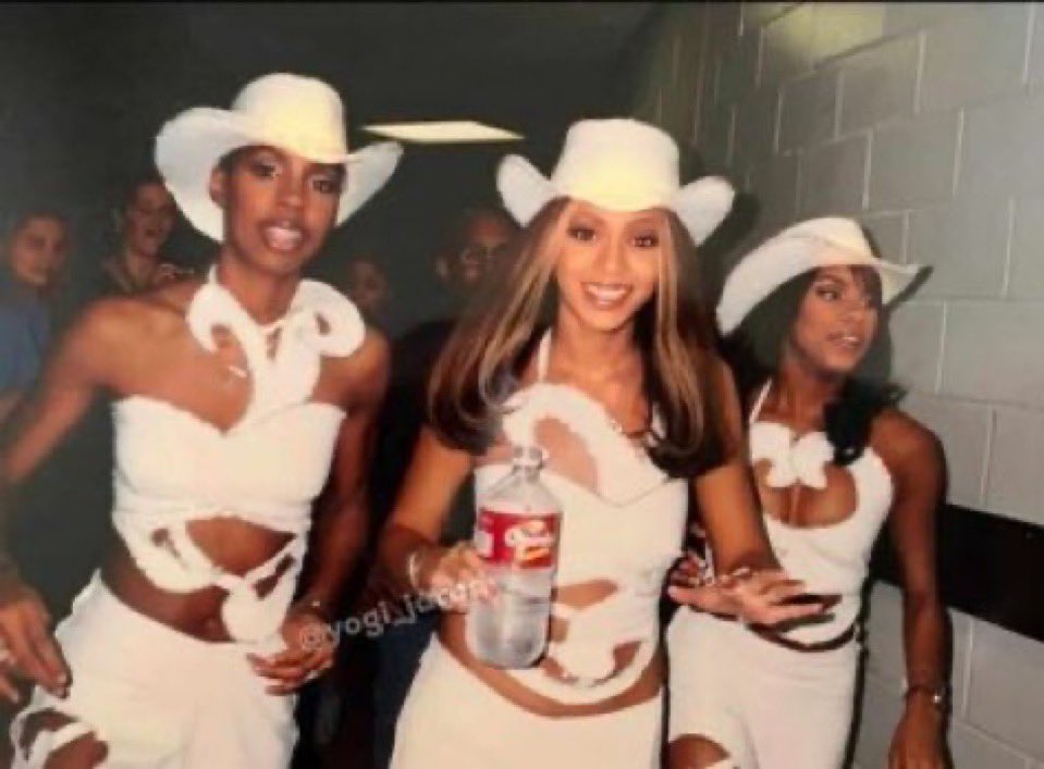 TheTLCVault's tweet photo. Destiny’s Child on TLC’s FanMail Tour (1999)  https://t.co/ROVHqgsHHT https://t.co/5kcRaYWpU7