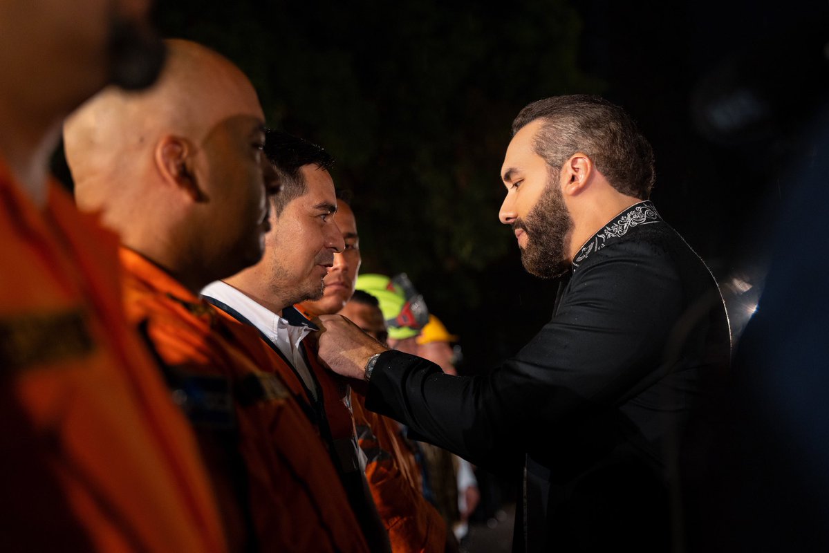 PresidenciaSV's tweet photo. “Mostramos a El Salvador llevando esperanza. El país que antes necesitaba ser rescatado, ahora rescatando. El país que durante décadas pidió ayuda, ahora está dando ayuda. El país que era reconocido por su tragedia, hoy comienza a ser reconocido por sus héroes”, Presidente @nayibbukele. 🇸🇻🇻🇪