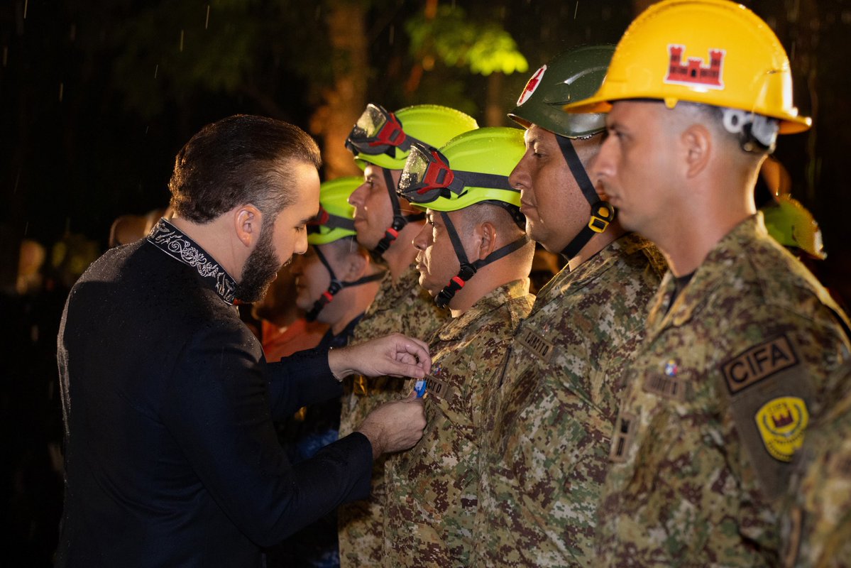 PresidenciaSV's tweet photo. “Mostramos a El Salvador llevando esperanza. El país que antes necesitaba ser rescatado, ahora rescatando. El país que durante décadas pidió ayuda, ahora está dando ayuda. El país que era reconocido por su tragedia, hoy comienza a ser reconocido por sus héroes”, Presidente @nayibbukele. 🇸🇻🇻🇪