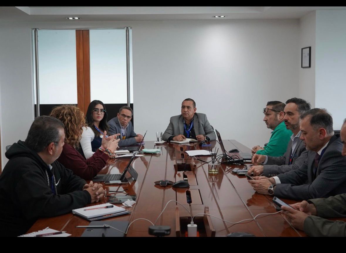 ElUltraDerechi1's tweet photo. Brutal foto de cejas locas en las altas esferas de la AeroCivil 😂😂😂 https://t.co/7Ky195KNa5