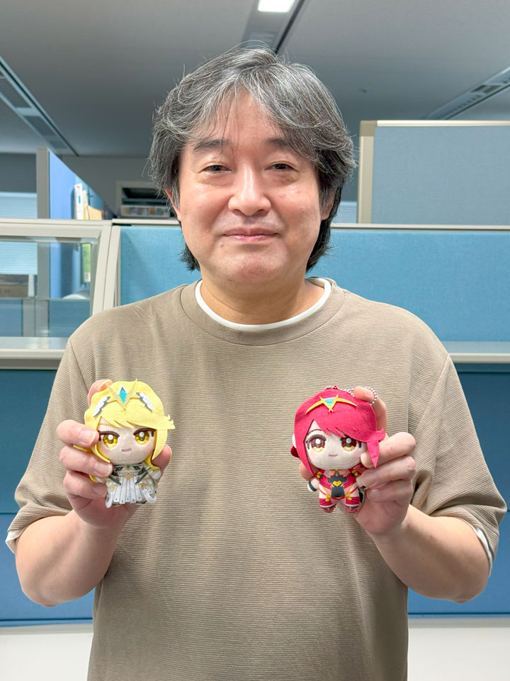 MONOLITHSOFT's tweet photo. 本日は「ゼノブレイド ディフィニティブ・エディション Nintendo Switch 2 Edition」パッケージ版の発売、そして「ゼノブレイド2 Nintendo Switch 2 Edition」ダウンロード版の配信日です。
ホムラとヒカリの新しい衣装も登場します！
（ぬいぐるみは非売品の一点物です）
#モノリスソフトの日常 https://t.co/0RaeqYW2P4