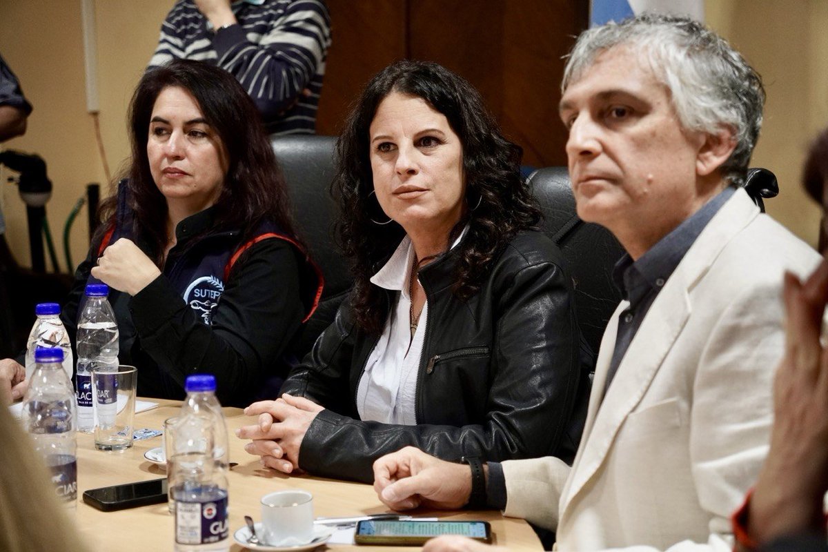 lorepokoik's tweet photo. 𝗘𝗟 𝗗𝗘𝗥𝗘𝗖𝗛𝗢 𝗔 𝗟𝗔 𝗖𝗨𝗟𝗧𝗨𝗥𝗔 𝗦𝗘 𝗗𝗘𝗙𝗜𝗘𝗡𝗗𝗘
El proyecto de desregulación económica que el Gobierno impulsa ante el Congreso tendrá consecuencias negativas para numerosos sectores. En el ámbito cultural, busca dejar la producción, la circulación y la diversidad de nuestros bienes culturales libradas exclusivamente a las reglas del mercado.
El proyecto avanza sobre tres leyes fundamentales: debilita la Ley de Fomento del Libro y la Lectura al eliminar sus principales instrumentos de participación y financiamiento; deroga la Ley de Precio Uniforme del Libro, favoreciendo la concentración económica y poniendo en riesgo la cadena del libro, la bibliodiversidad y el acceso federal a la lectura; y deroga la Ley de Protección de la Industria Nacional del Doblaje, eliminando los porcentajes mínimos de realización nacional y poniendo en riesgo el empleo especializado y las capacidades productivas del sector.
Frente a este avance, las secretarías de Cultura y Comunicación de las tres centrales sindicales y el Frente Cultural Federal convocaron a representantes de la cadena del libro, la industria nacional del doblaje y el sector audiovisual para analizar estas medidas y coordinar acciones.
Defender estas leyes es defender el trabajo argentino, la diversidad cultural y el derecho de nuestro pueblo a producir, acceder y participar de la vida cultural.