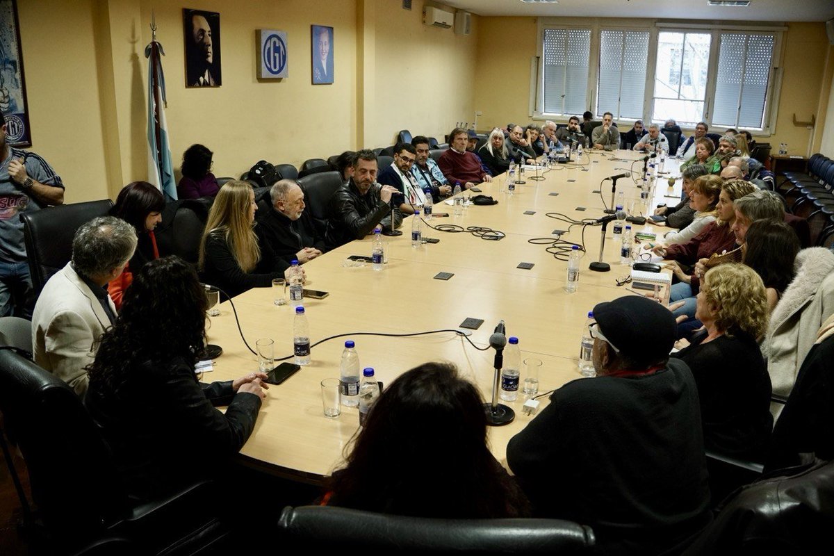 lorepokoik's tweet photo. 𝗘𝗟 𝗗𝗘𝗥𝗘𝗖𝗛𝗢 𝗔 𝗟𝗔 𝗖𝗨𝗟𝗧𝗨𝗥𝗔 𝗦𝗘 𝗗𝗘𝗙𝗜𝗘𝗡𝗗𝗘
El proyecto de desregulación económica que el Gobierno impulsa ante el Congreso tendrá consecuencias negativas para numerosos sectores. En el ámbito cultural, busca dejar la producción, la circulación y la diversidad de nuestros bienes culturales libradas exclusivamente a las reglas del mercado.
El proyecto avanza sobre tres leyes fundamentales: debilita la Ley de Fomento del Libro y la Lectura al eliminar sus principales instrumentos de participación y financiamiento; deroga la Ley de Precio Uniforme del Libro, favoreciendo la concentración económica y poniendo en riesgo la cadena del libro, la bibliodiversidad y el acceso federal a la lectura; y deroga la Ley de Protección de la Industria Nacional del Doblaje, eliminando los porcentajes mínimos de realización nacional y poniendo en riesgo el empleo especializado y las capacidades productivas del sector.
Frente a este avance, las secretarías de Cultura y Comunicación de las tres centrales sindicales y el Frente Cultural Federal convocaron a representantes de la cadena del libro, la industria nacional del doblaje y el sector audiovisual para analizar estas medidas y coordinar acciones.
Defender estas leyes es defender el trabajo argentino, la diversidad cultural y el derecho de nuestro pueblo a producir, acceder y participar de la vida cultural.